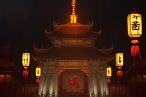 白噪音旅店封面：走廊尽头的一扇门与地毯