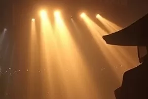 便利店不打烊封面：深夜街角亮着灯的便利店橱窗